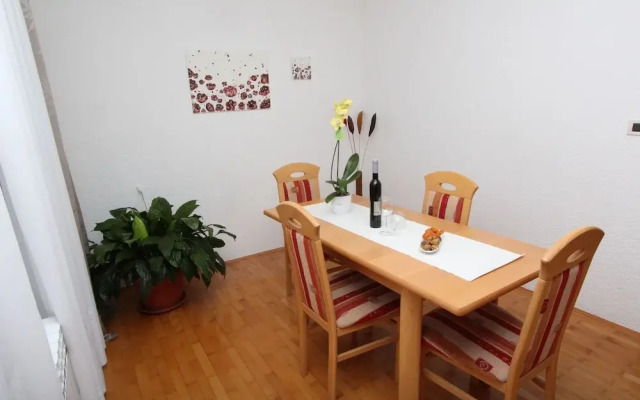 Apartments Adri, Parking in the yard