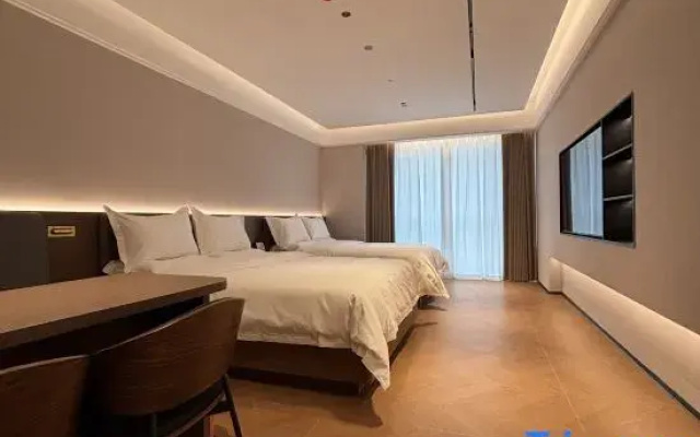 Zhongyi Holiday Hotel (Xiangyang Greenland Central Plaza)