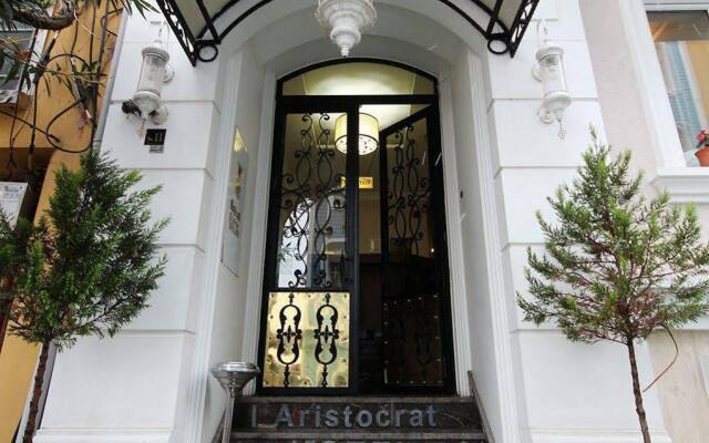 Aristocrat Hotel вид на фасад