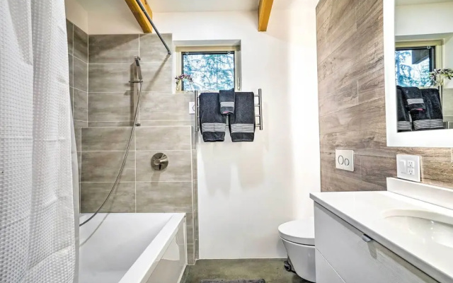 Heated Swim Spa! 15-acre Cabin on Skykomish River