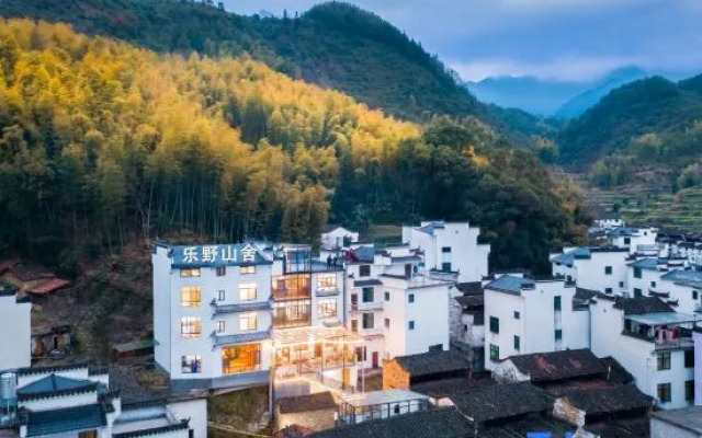 Wuyuan Leye Mountain House (Huangling Scenic Area Terraced Fields Flower Sea)