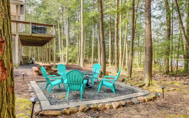 Lakefront Poconos Cabin w/ Deck & Game Room