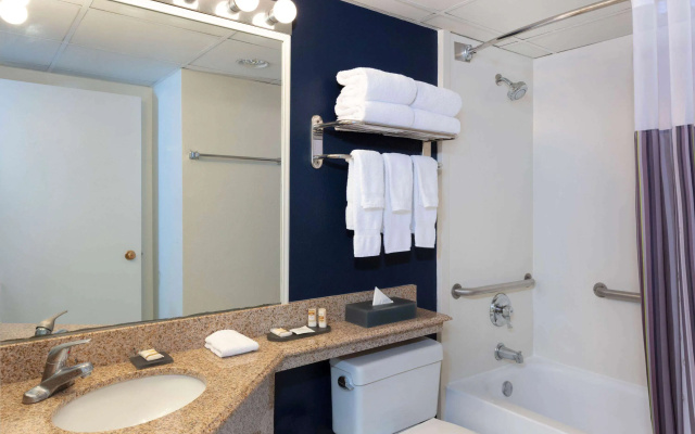 La Quinta Inn & Suites by Wyndham Secaucus Meadowlands