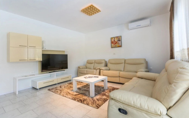 Beautiful Home in Perci With Wifi and 4 Bedrooms