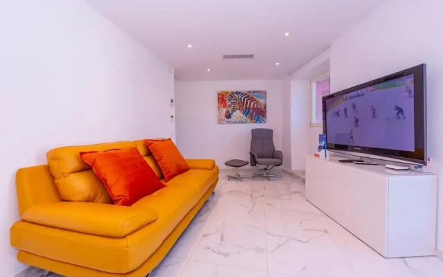 Yellow View Apartment