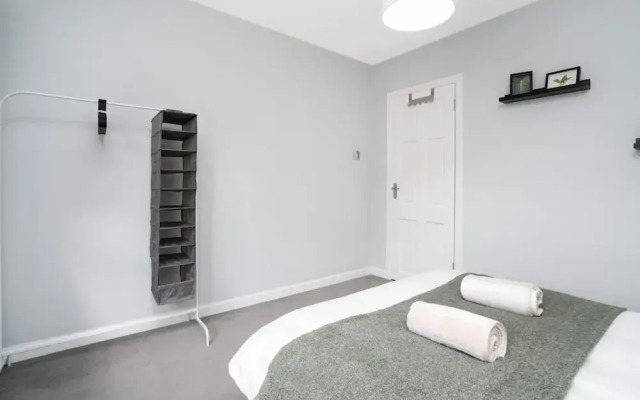 3 Bedroom House - Free Parking