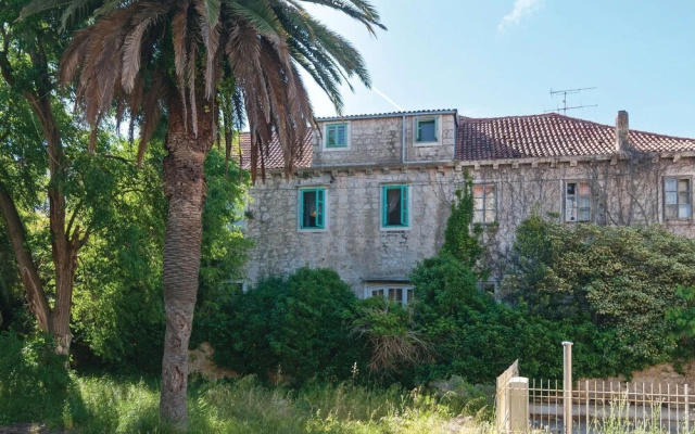 Stunning Home in Milna With 3 Bedrooms and Wifi