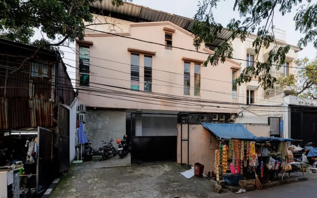 RedDoorz near Esa Unggul University Jakarta Campus