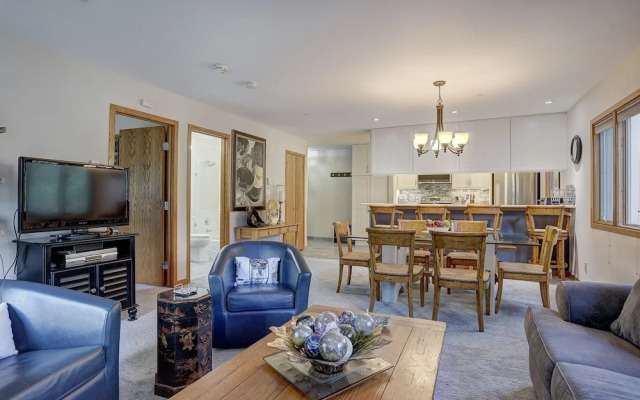 Newly Remodeled Spacious 1 Bedroom 1 Condo by RedAwning