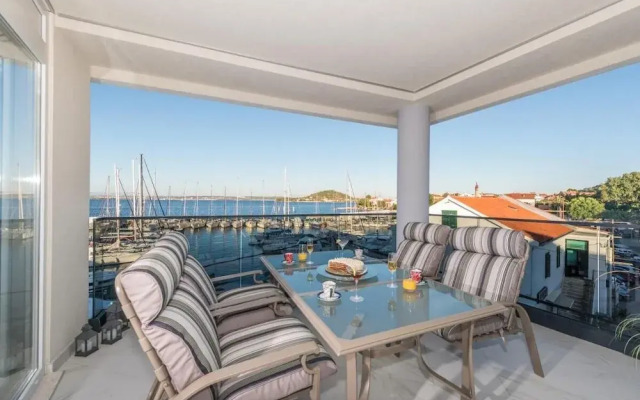 Good Life Deluxe Seafront Apartment