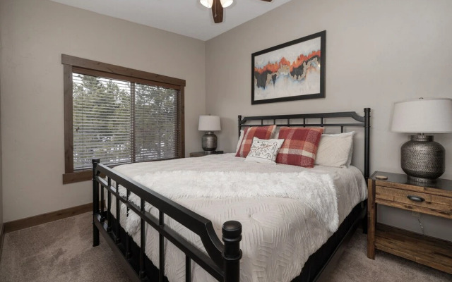 Mountain Haus 4 Bedroom Home by RedAwning