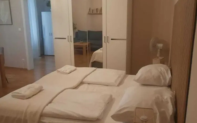 Bright 2BR Apartment Near Main Sights