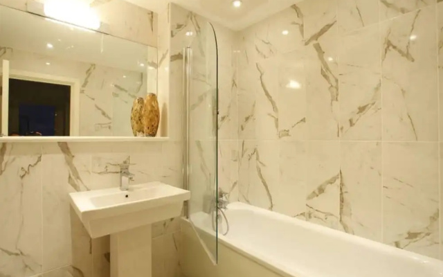 2 Bedroom Flat in Limehouse Sleeps 4 Guests