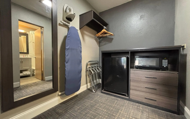 Super 8 by Wyndham Belleville St. Louis Area