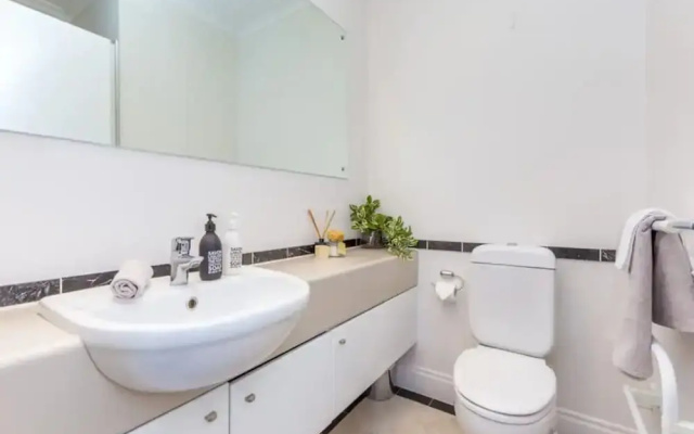 Cozy City Apt | Pool, Gym & View | Zodiak Stays