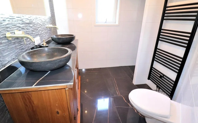 Fantastic Chalet Near Open Waterways, hot tub