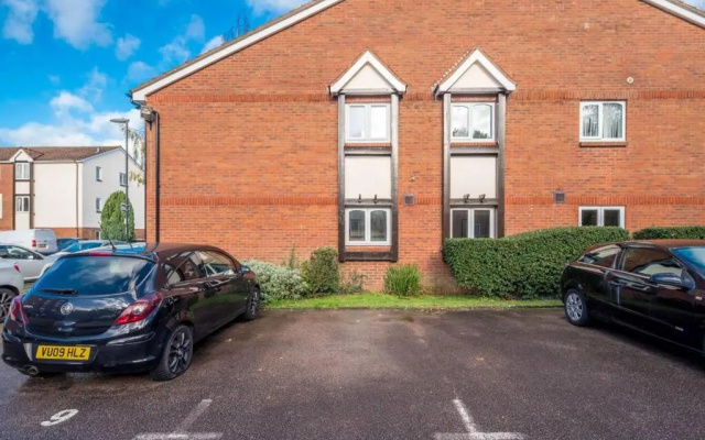 Crawley Pet Friendly 1-Bedroom Apartment