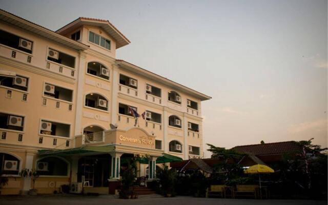 Отель Convenient Resort вид на фасад