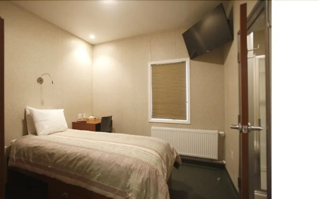 Arctic Oilfield Hotel