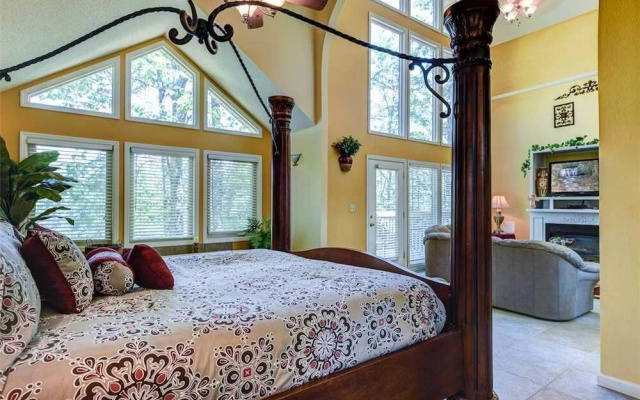 Smokey's Hideout - One Bedroom Cabin