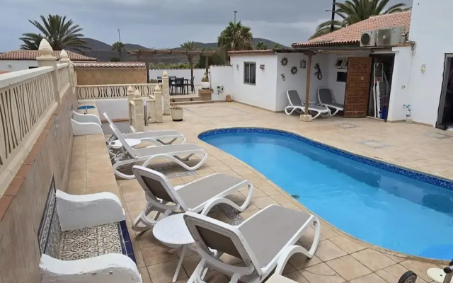 Exceptional 3 Bed Villa Malpas, Sleeps 6, H/pool