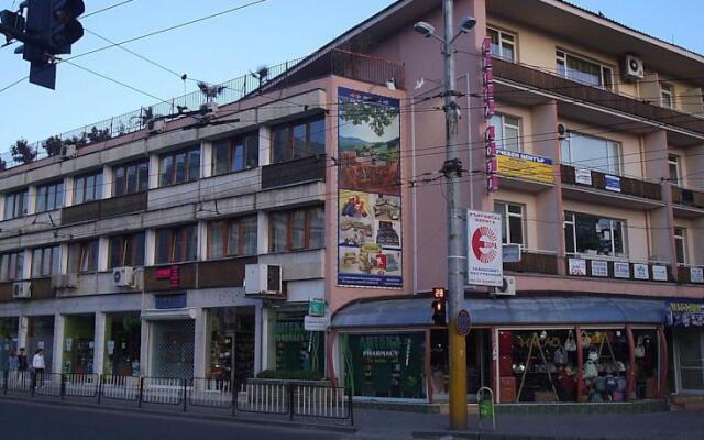Roza Hotel Казанлак вид на фасад