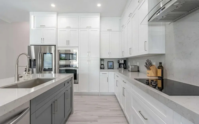 Sparkling new Vanderbilt Beach Luxury Escape