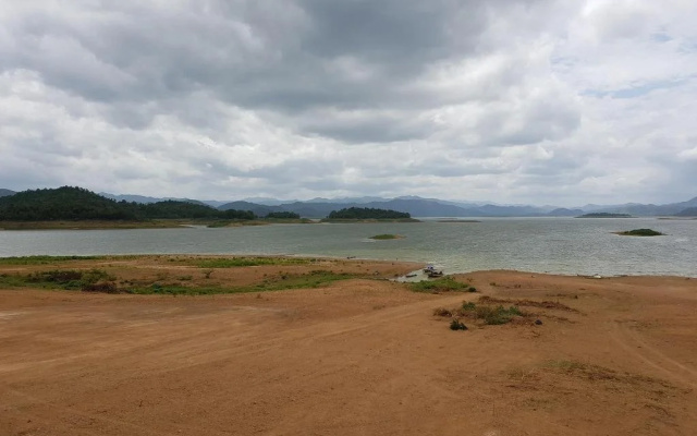 Kaengkrachan Riverside Resort And Camping