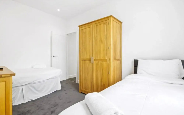 Victoria House by Kasar