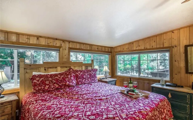 Main Stay - Four Bedroom Cabin with Hot Tub