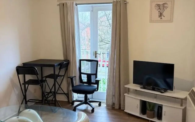 Cozy Northolt Hideaway 1BR Free Wifi Streetparking