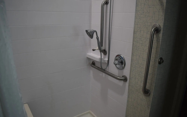 Holiday Inn Express & Suites McPherson by IHG