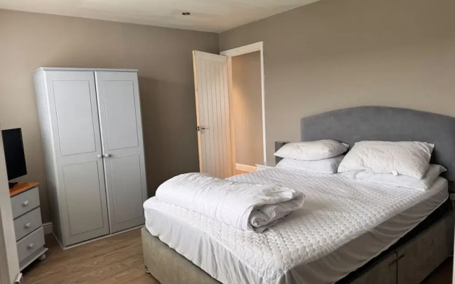 Pet-friendly - 2 Bedrooms Bungalow hot tub Parking
