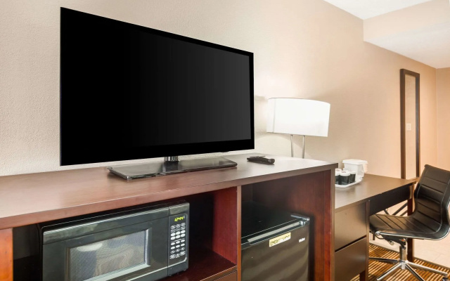 Clarion Inn & Suites Stroudsburg - Poconos