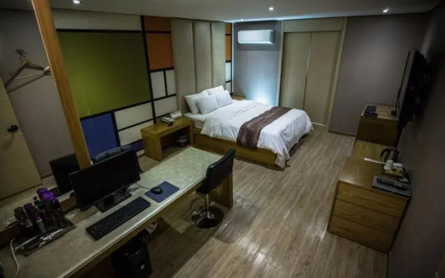 Tom Robin Hotel