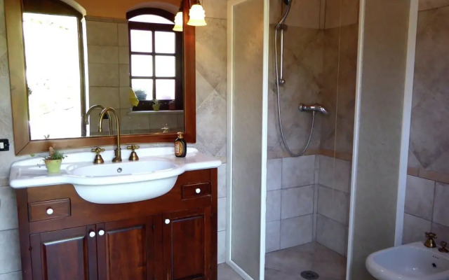 Tranquil Villa in San Romano di Garfagnana with Hot Tub