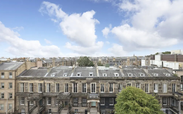 JOIVY Executive 2-Bed Apt With Stunning Roof Terraces
