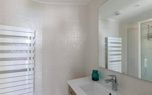 Modern apt with BALCONY at 1mn walk from the BEACH