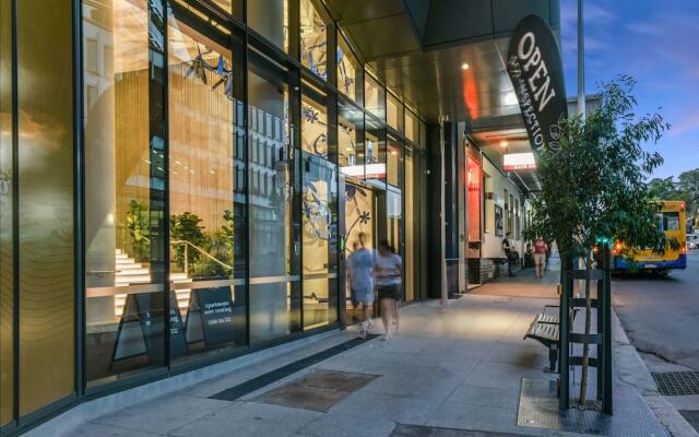Отель Executive City Getaway вид на фасад