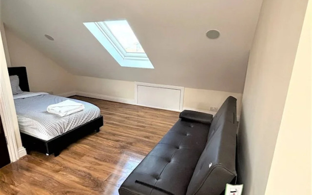 Large & Cozy 5-bed House in a Quiet Dagenham Area