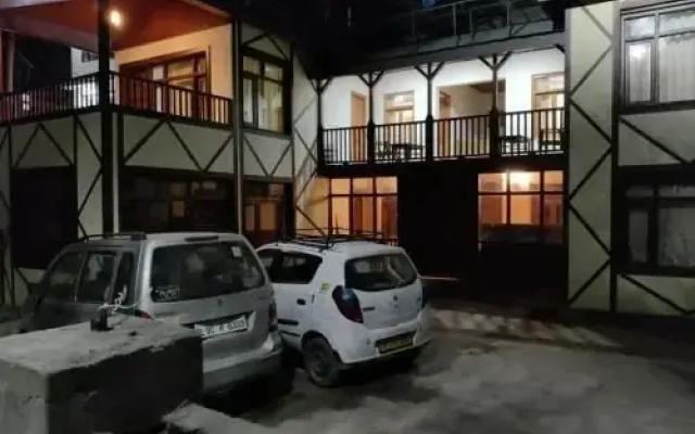 Hotel Manu Deluxe