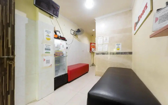 RedDoorz Plus near Mall Ciputra Jakarta