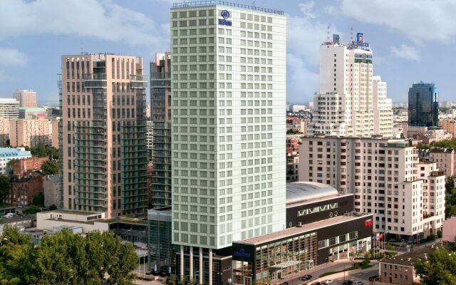 Hilton Warsaw Hotel & Convention Centre вид на фасад