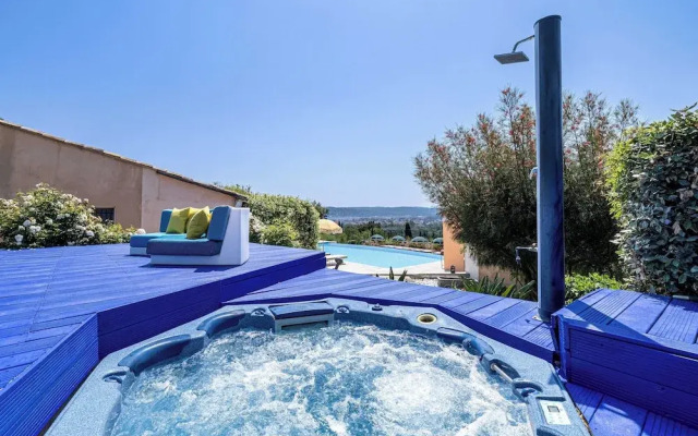 Room in a Magnificent 500m2 Provencal Villa