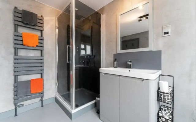 Host Stay Queens Maisonette