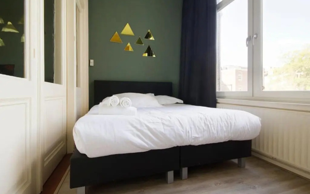 Spacious 4P Canal Apartment