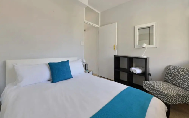 Top-floor 2-bed Beachfront Sunny Camps Bay Views