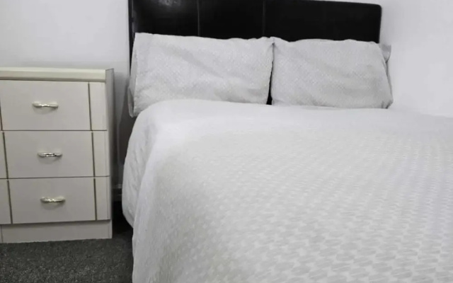 3 Bed House- Sleeps 6 - Parking - Wifi