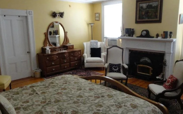 Historic Hill Inn