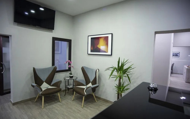 Re Carlo Rooms
